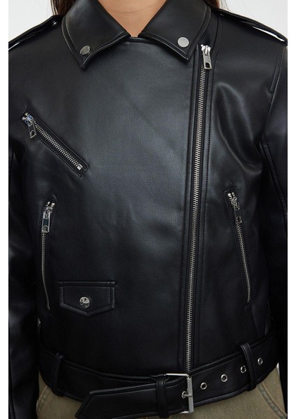 Kadın Moda Şık Regular Ceket Yaka Standart Düz Astarlı Regular Suni Deri Biker Ceket Mont