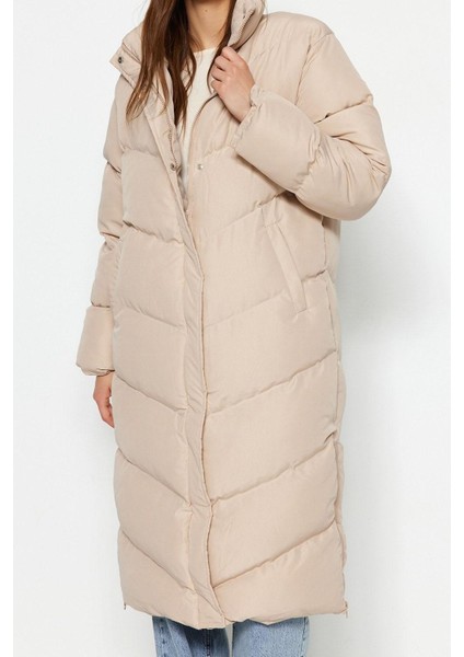 Tasarım Düz Astarlı Yaka Uzun Regular Dik Kadın Yandan Fermuar Detaylı Su Itici Uzun Şişme Mont modelleri