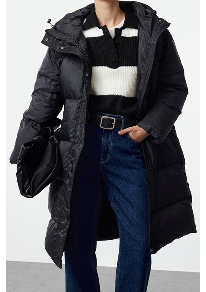 Tasarım Düz Astarlı Yaka Uzun Oversize Kapüşonlu Kadın Kaz Tüylü Su Iticili Uzun Şişme Mont