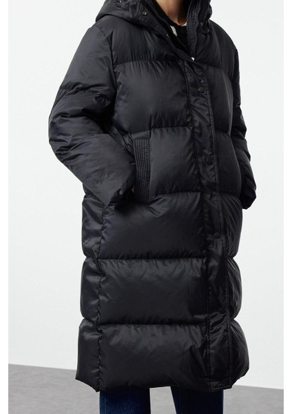 Tasarım Düz Astarlı Yaka Uzun Oversize Kapüşonlu Kadın Kaz Tüylü Su Iticili Uzun Şişme Mont modelleri