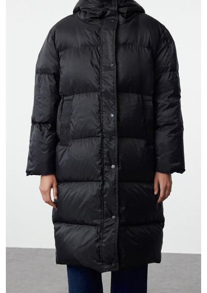 Tasarım Düz Astarlı Yaka Uzun Oversize Kapüşonlu Kadın Kaz Tüylü Su Iticili Uzun Şişme Mont fırsatları