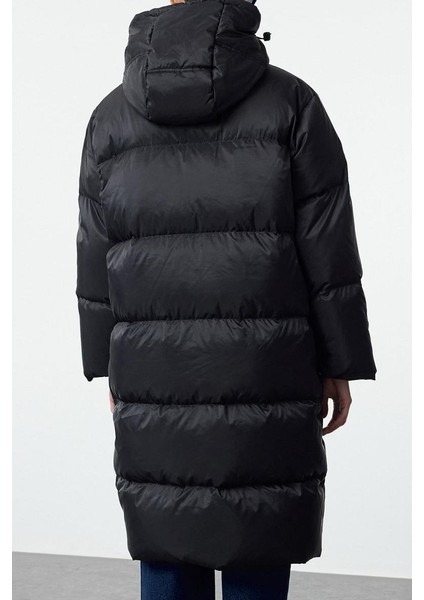 Tasarım Düz Astarlı Yaka Uzun Oversize Kapüşonlu Kadın Kaz Tüylü Su Iticili Uzun Şişme Mont indirimleri