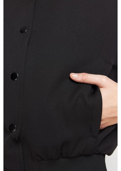 Tasarım Düz Astarlı Yaka Crop Bol Hakim Kadın Oversize Crop Ince Bomber Mont