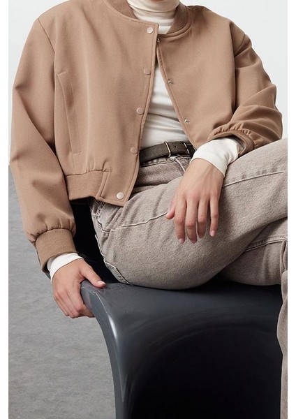 Tasarım Düz Astarlı Yaka Crop Bol Hakim Kadın Oversize Crop Ince Bomber Mont