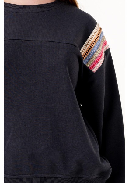Kız Çocuk Şerit Modelli Nakışlı Sweatshirt - Siyah fırsatları
