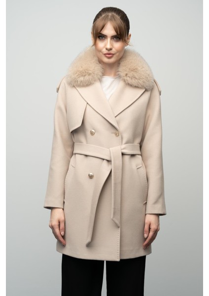 Yakası Çıkabilen Kürklü Apolet ve Pelerin Detaylı Kaşmir Kaban Bej 3007-TK fiyatları