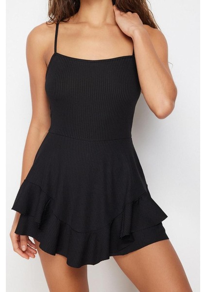 Kadın Moda Dar Paça Kare Yaka Puantiyeli Desen Kısa Siyah Askılı Volanlı Şortlu Mini Tulum fiyatları