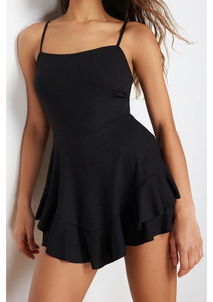 Kadın Moda Dar Paça Kare Yaka Puantiyeli Desen Kısa Siyah Askılı Volanlı Şortlu Mini Tulum modelleri