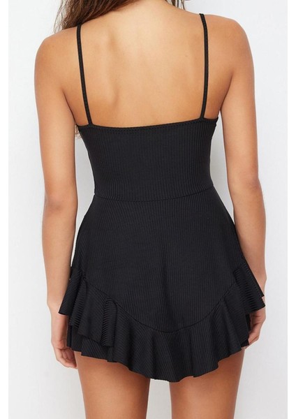 Kadın Moda Dar Paça Kare Yaka Puantiyeli Desen Kısa Siyah Askılı Volanlı Şortlu Mini Tulum indirimleri