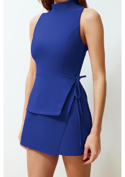 Kadın Moda Standart Kol Geniş Paça Dik Yaka Kısa Bağlama Detaylı Mini Dokuma Şort Etek Tulum