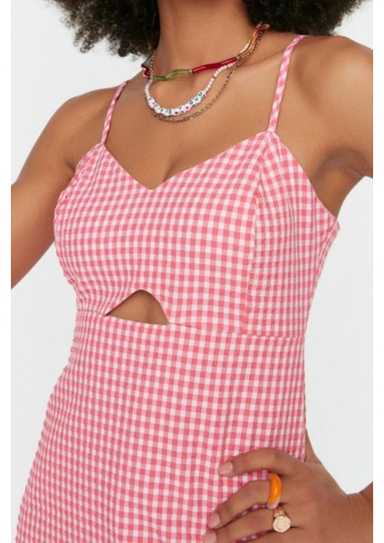 Boru Paça Kalp Yaka Ekose Kareli Desen Kısa Pencere Detaylı Askılı Mini Dokuma Tulum fırsatları