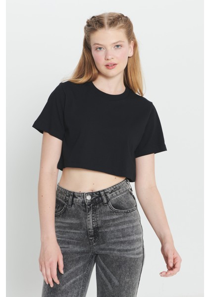 Standart Fit Normal Kesim %100 Pamuk Bisiklet Yaka Crop Tişört