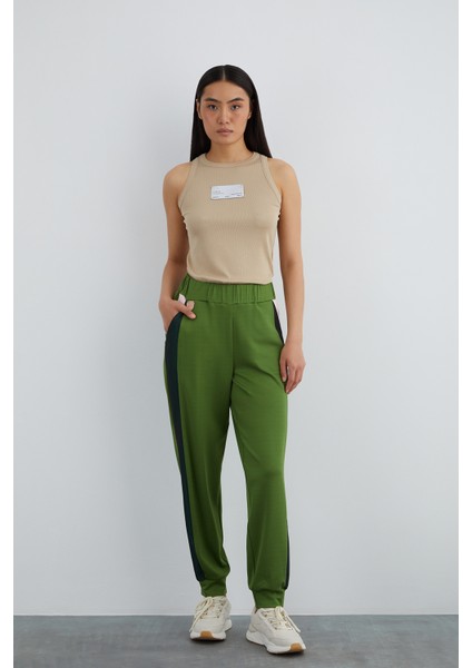 Beli Lastikli Yanları Şerit Detaylı Yeşil Pantolon