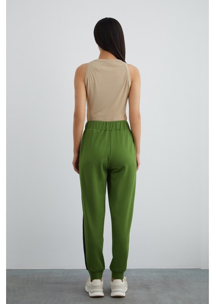 Beli Lastikli Yanları Şerit Detaylı Yeşil Pantolon