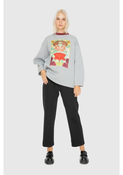 Baski ve Nakiş Detayli Sweatshirt