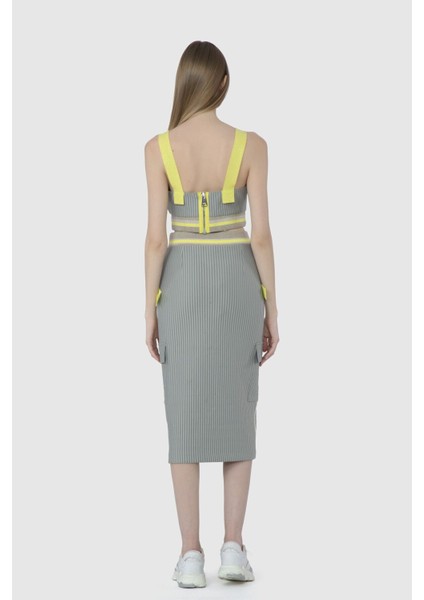 Neon Bant ve Nakış Detaylı Bej Crop Top modelleri