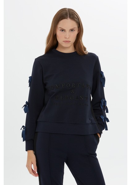 Kurdele Detaylı Yazı Baskılı Siyah Sweatshirt