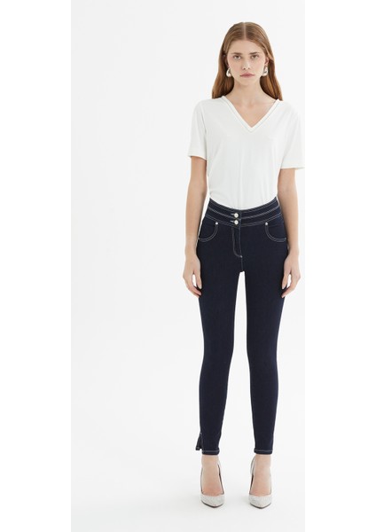 Beyaz Kontrast Dikiş ve Çift Kemer Detaylı Yırtmaçlı Slim Fit Denim Pantolon