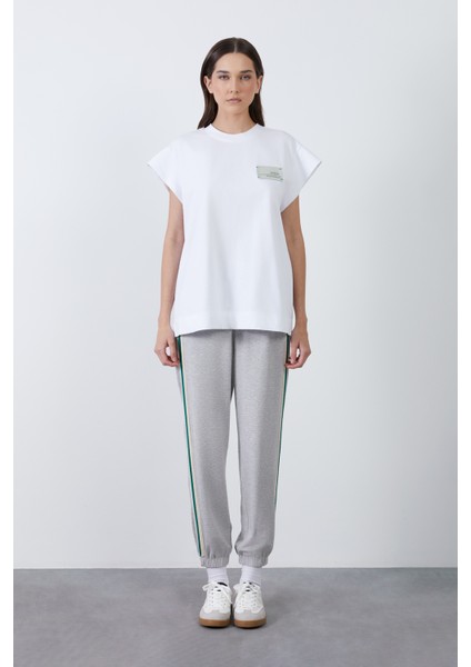 Etiket Detaylı Düşük Kol Beyaz Bluz