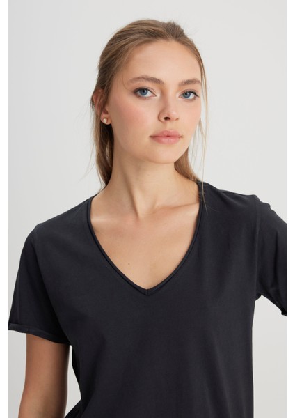 Regular Fit Normal Kesim V Yaka %100 Pamuk Siyah Tişört fırsatları