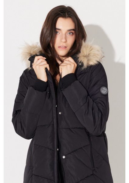 Regular Fit Normal Kesim Kapüşonlu Siyah Uzun Şişme Mont modelleri