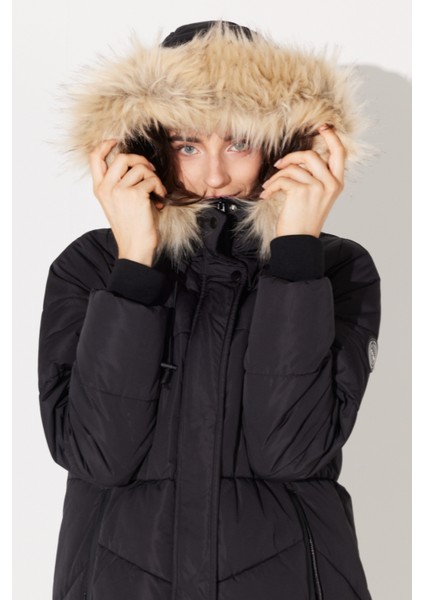 Regular Fit Normal Kesim Kapüşonlu Siyah Uzun Şişme Mont fırsatları