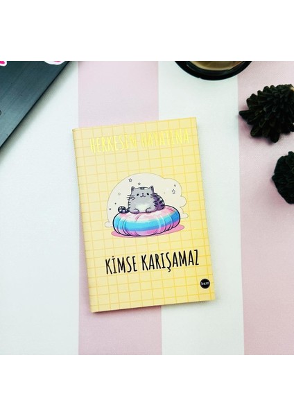 Herkesin Hayatına Kimse Karışamaz Tasarımlı Özel Kutulu Sekreterlik Lastikli Defter ve Kalemlik Set