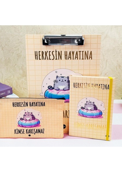 Herkesin Hayatına Kimse Karışamaz Tasarımlı Özel Kutulu Sekreterlik Lastikli Defter ve Kalemlik Set