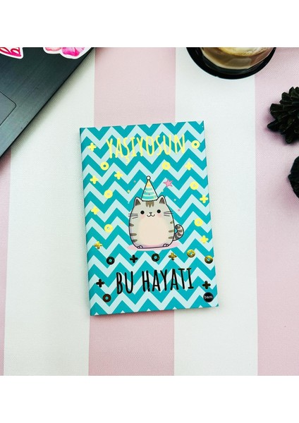 Yaşıyorsun Bu Hayatı V2 Kedi Tasarım Lastikli Çizgisiz Defter