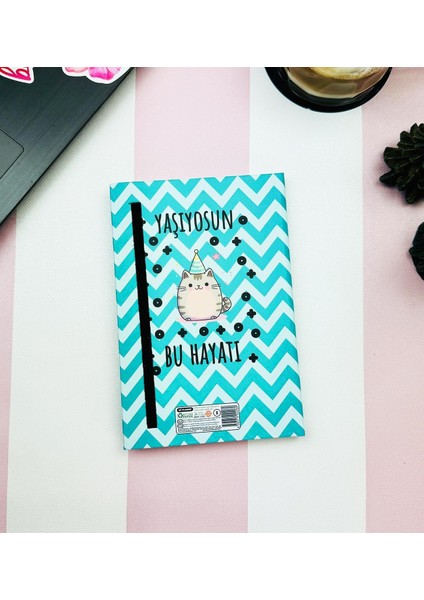Yaşıyorsun Bu Hayatı V2 Kedi Tasarım Lastikli Çizgisiz Defter