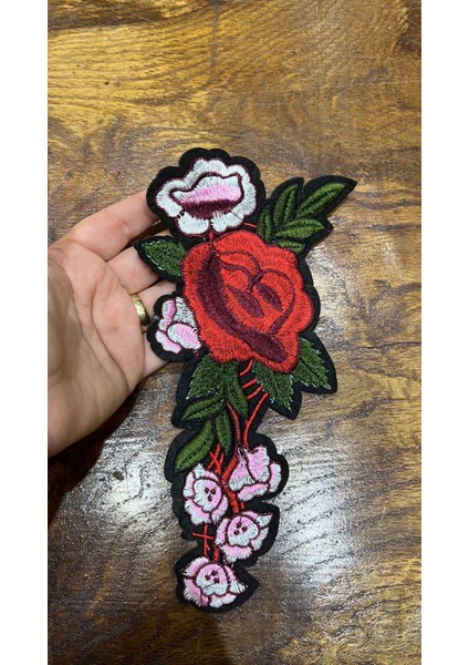 Ütü İle Yapışan Nakış İşleme Çiçekli Arma Dikiş Aplike 22 x 12 cm