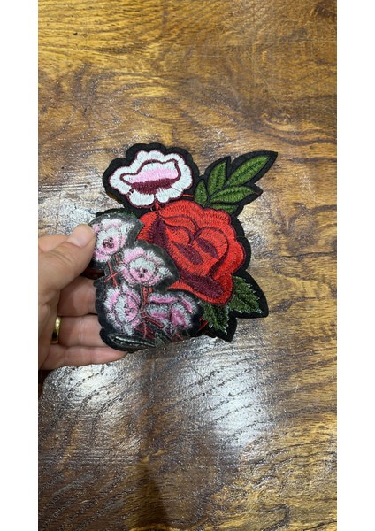 Ütü İle Yapışan Nakış İşleme Çiçekli Arma Dikiş Aplike 22 x 12 cm fiyatları