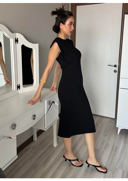 Kadın Siyah Vatka Görünümlü %100 Pamuk Penye Kolsuz Rahat Salaş Kesim Günlük Basic Midi Boy Elbise