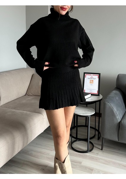 Kadın Siyah Kalın Kışlık Kazak ve Pileli Mini Etek Ikili Takım Pamuk Kışlık Boğazlı Alt Üst Triko Takım