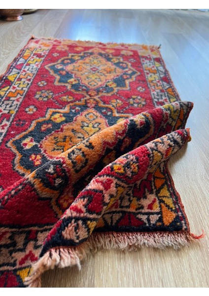 48x87 Cm El Dokuma Kırmızı Sarı Renkli Küçük Boy Ender Bulunan Yıkanabilir Kilim