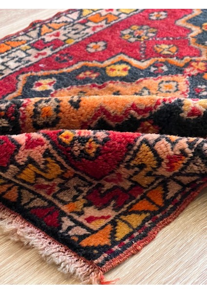 48x87 Cm El Dokuma Kırmızı Sarı Renkli Küçük Boy Ender Bulunan Yıkanabilir Kilim