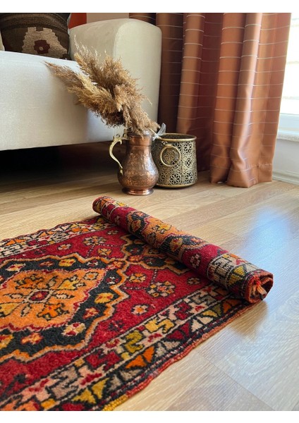 48x87 Cm El Dokuma Kırmızı Sarı Renkli Küçük Boy Ender Bulunan Yıkanabilir Kilim