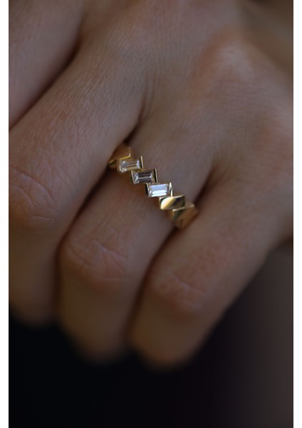 14 Ayar Altın Baget Detaylı Dikdörtgen Dizisi Yüzük fiyatları