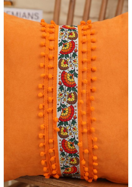 Çiçek Motifli ve Ponpon Detaylı Dekoratif Kırlent KILIFI,K-398
