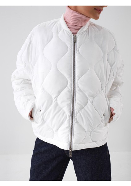 Kadın Beyaz Formunu Koruyan Oversize Mont modelleri