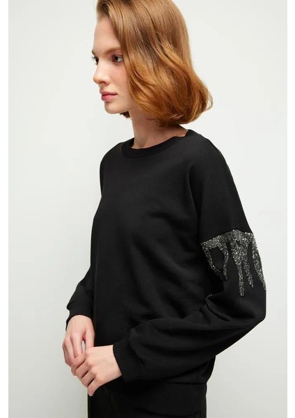 Siyah Kolları Taşlı Sweatshirt