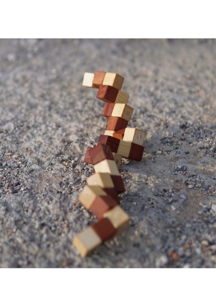 Montessori Ahşap Oyuncak: Ipli Küp Yılan