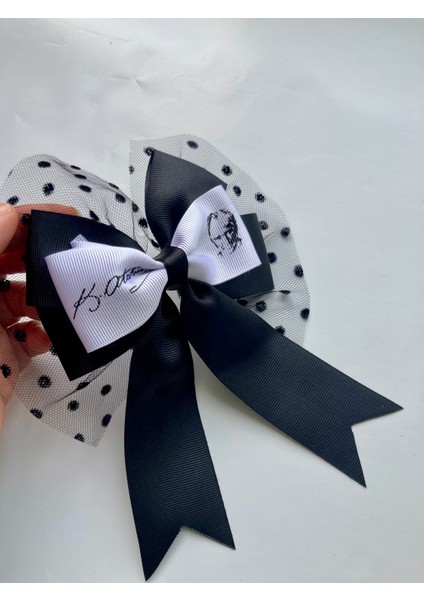 10 Kasım Atatürk'ü Anma Günü Tüllü Fiyonk Toka K. Atatürk ve Imza Baskılı Siyah Beyaz Çocuk Tokası