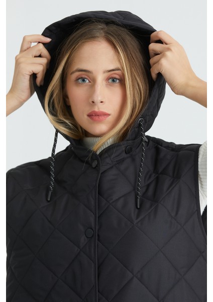 Kadın Kapüşonlu Oversize Kapitone Kumaşlı Yıtmaçlı Uzun Yelek modelleri