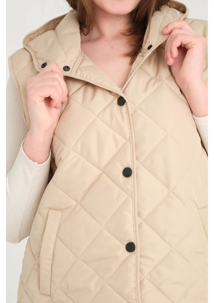 Kadın Kapüşonlu Oversize Kapitone Kumaşlı Yırtmaçlı Yelek indirimleri