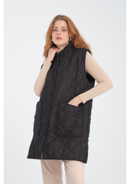 Kadın Çıkarılabilir Kapüşonlu Oversize Kapitone Kumaşlı Yırtmaçlı Yelek