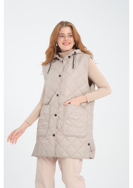 Kadın Çıkarılabilir Kapüşonlu Oversize Kapitone Kumaşlı Yırtmaçlı Yelek