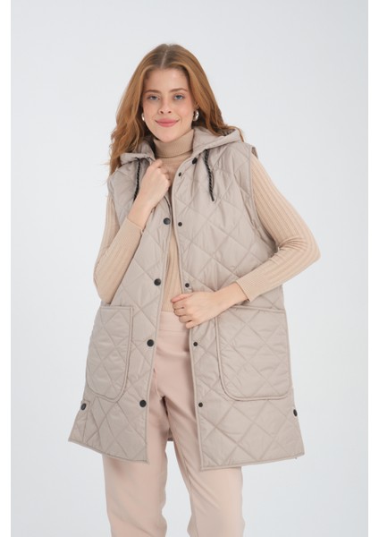 Kadın Çıkarılabilir Kapüşonlu Oversize Kapitone Kumaşlı Yırtmaçlı Yelek