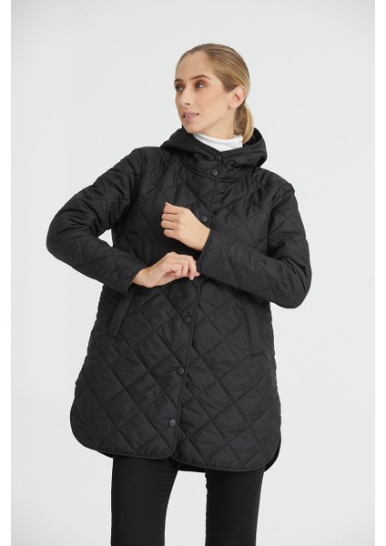 Kadın Kapüşonlu Oversize Kapitone Kumaşlı Yırtmaçlı Mont