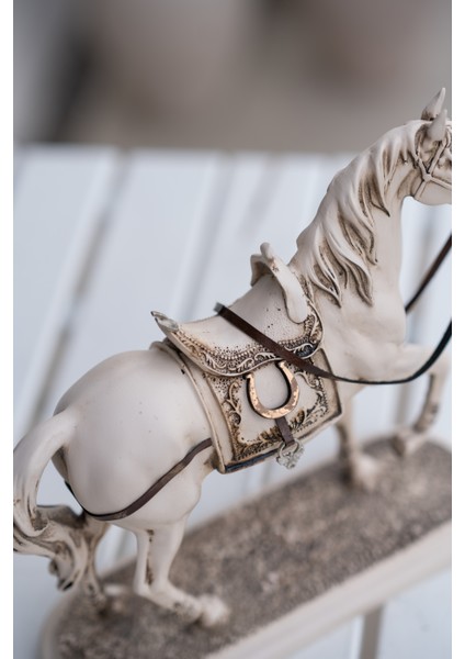 Dekoratif Dev At Figürü Semerli Biblo Ayak Havada